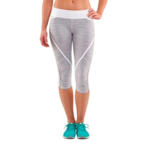 Lululemon Women's Size 6 Capri Pants Leggings Gray & White Striped - Picture 1 of 13